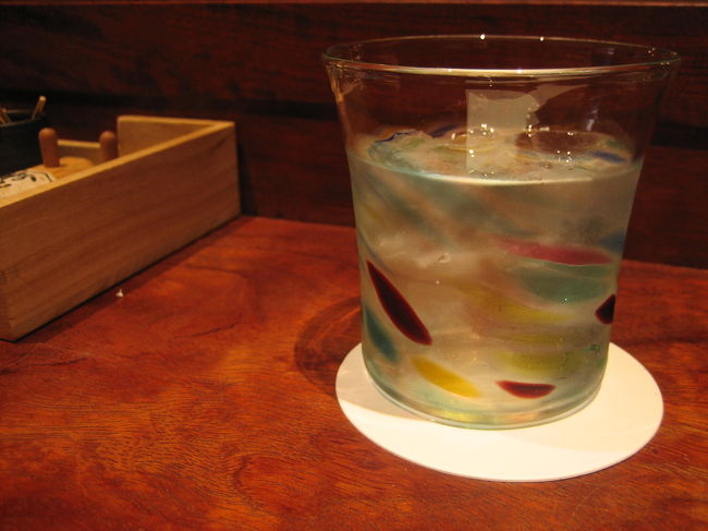 焼酎の水割りが入っていそうですが、お水です。<br />グラスがとってもかわいい！
