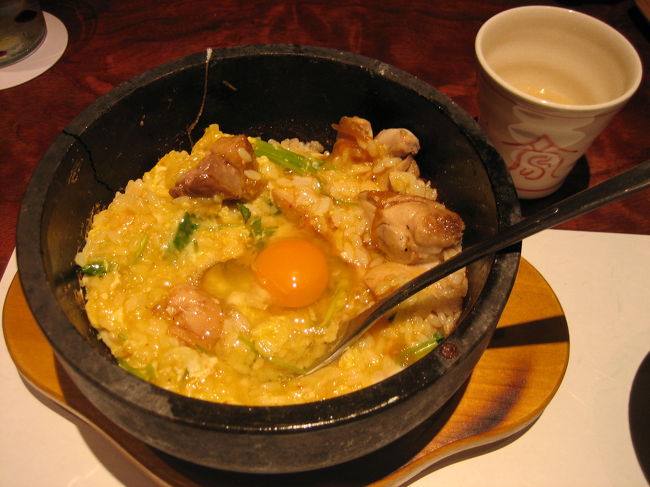 石焼ビビンバを頼んでみました。<br />美味しい〜<br /><br />鶏がらのスープ（右上）は、コラーゲンたっぷり！<br />アツアツのうちに、飲んでくださいね〜