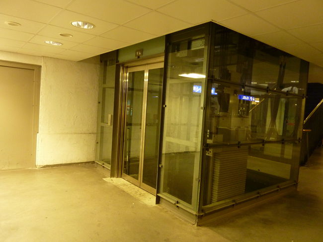 ちなみに振り返れば、エレベーターもあります。