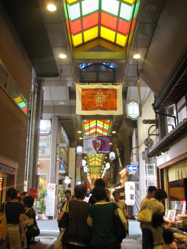 錦市場です。<br />天井がかわいい。<br /><br />ここからは、買い物モード。<br />抹茶パフェと飴はもう、あきらめました！<br /><br />豆乳ドーナツと、かき氷に変更！！<br /><br />豆乳ドーナツ、初めてかと思ったら、前回来た時も購入していました。お店の前まできて、初めて思い出した〜。できたて、ふわふわで本当に美味しいですっ！