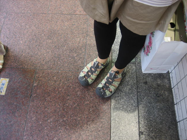 キーンのサンダルを購入。<br /><br />洋服屋さんに行って見つけたのですが、サイズがなく、高島屋に行って探してみたら、なんと発見！！<br />高島屋、驚きの品揃えです。<br /><br />早速履いて街を歩きました。<br />楽ちん♪どこまででも歩けそうですー