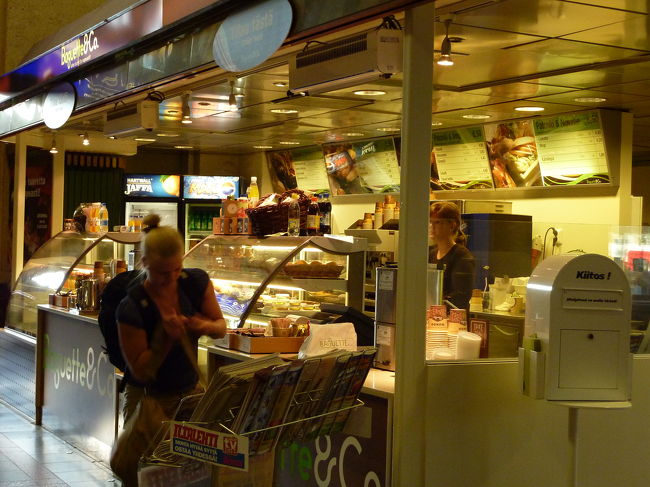 もうすぐ20時ということもあり、お腹が空いてきました。<br /><br />ｆさんと2人、駅構内に何ヶ所かあるカフェをのぞいてみましたが、結局地下から上がる階段のすぐそばのカフェに入ることにしました。