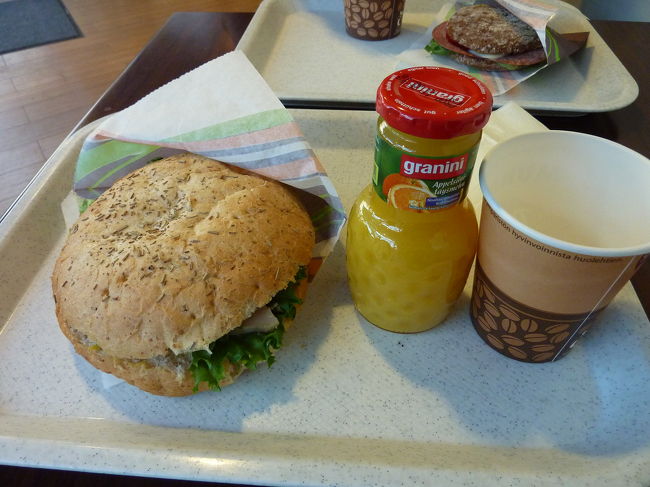 ここは、フィンランド。<br />パンとジュースで、結構なお値段でした。