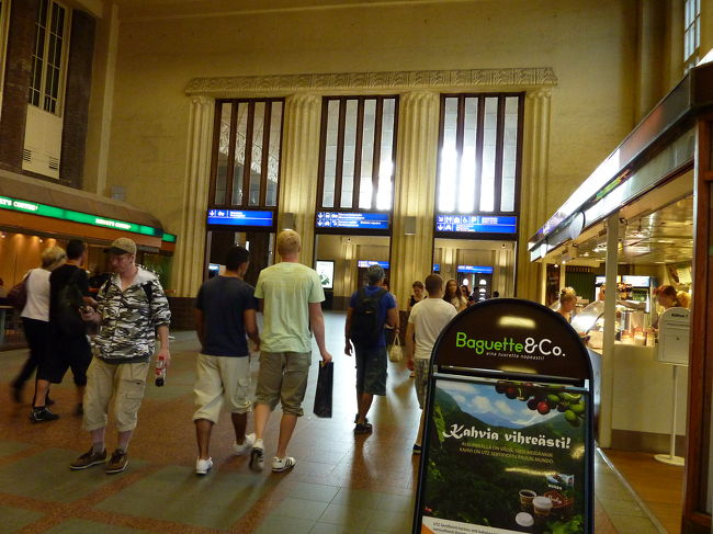 晩御飯を済ませた後は、駅近のソコス（デパート）へ。<br /><br />地下一階のスーパー(22時まで営業）に行き、当座のおやつとフィンランドのお土産を買います。<br /><br />スーパーは、カバン持ち込みOKでした。<br />豊富なフィンランドのお菓子についつい手を伸ばしそうになってしまいますが、旅はまだまだこれから。<br /><br />最小限の買い物に留めました。