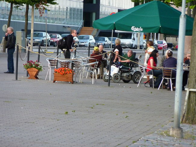 そんな訳で私たちは、結局3T、3Bには乗らず、6番のトラムでホテルのあるハカニエミまで戻ってきました。<br /><br />「本当だ！たったの3駅。<br />実は駅近だったんですね。」