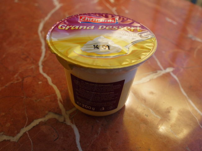 プリン？<br /><br />と、思ったら、カスタードクリームのホイップクリームのせでした。<br /><br />0.69ユーロ。<br />甘甘でした。