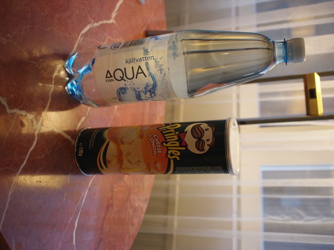 水　1.25ユーロ<br />プリングルス　1.89ユーロ<br /><br />プリングルスは、途中食べながらも、モロッコのタンジェまで持って行きました。