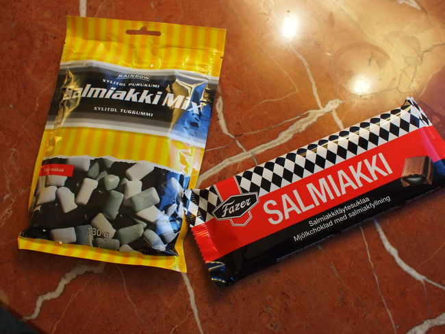サルミアッキのガム（もちろんキシリトール入り）とサルミアッキのチョコレート。<br />お土産用です。<br /><br /><br />値段を忘れてしまいました。<br />そんなに高いものでは　なかったはずです。<br /><br />ここではまだ、肝心要の本家本元サルミアッキに手を出す勇気がありませんでした。