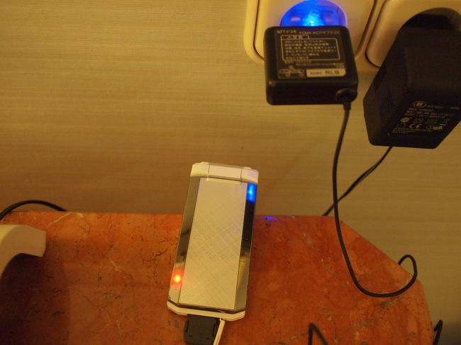 もちろん携帯も充電します。<br /><br />C型プラグは必須です。