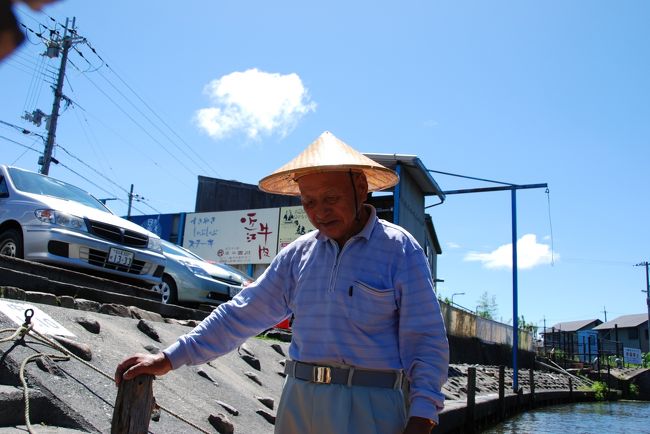 これで、和船の水郷めぐりは終了です。<br /><br /><br />写真は、私たちの船を漕いでくれた船頭さん。<br />おっとりして、とても優しい方でした。<br /><br /><br /><br />水郷めぐりは、想像していた以上に、面白かった。　〜♪<br /><br />