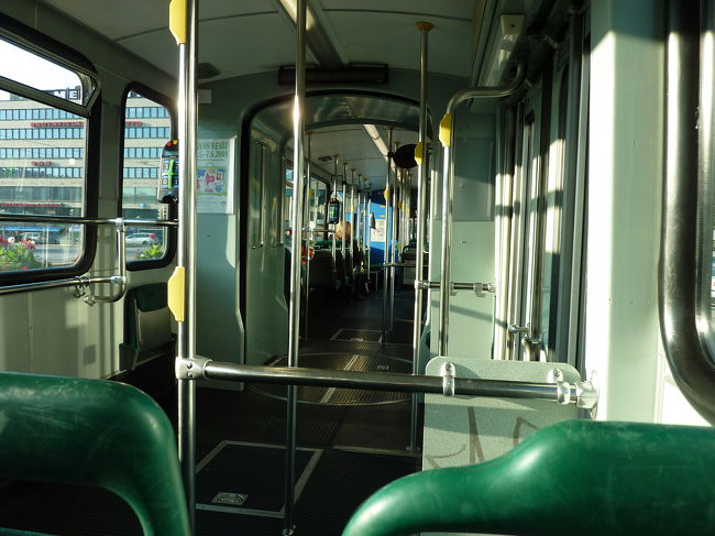 そして次にやってきたのは、３Tのトラムでした。<br /><br />「うーわー。。。３だ。魔の3のトラムが来たよ！」<br /><br />「いや、でもこっち向きなら　ちゃんと駅まですぐに着くはずです。」<br /><br />と　いうことで、昨日散々惑わされた（というよりも、私たちが分かっていないだけ）３Tのトラムに乗り込みました。