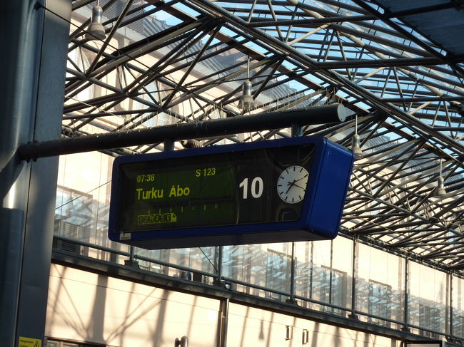 ホームに出ると、数分前には点いていなかったトゥルク行きの列車の電光表示が現れました。