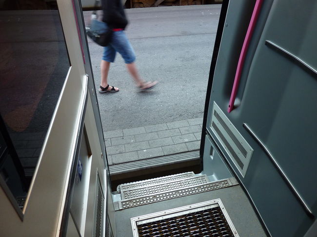 外側から乗車する時には、ドアの近くにあるボタンを押してドアを開けます。