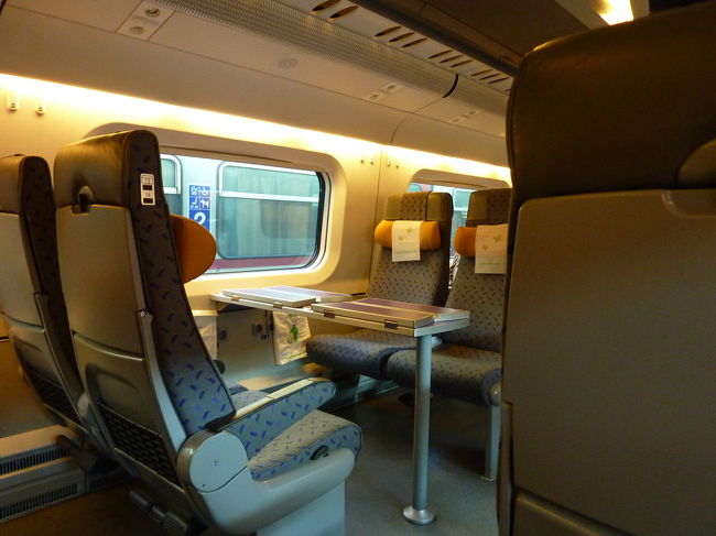 今回は、そんなに長い時間乗るわけでもないため、2等車を利用しました。<br /><br />中はこんな感じです。