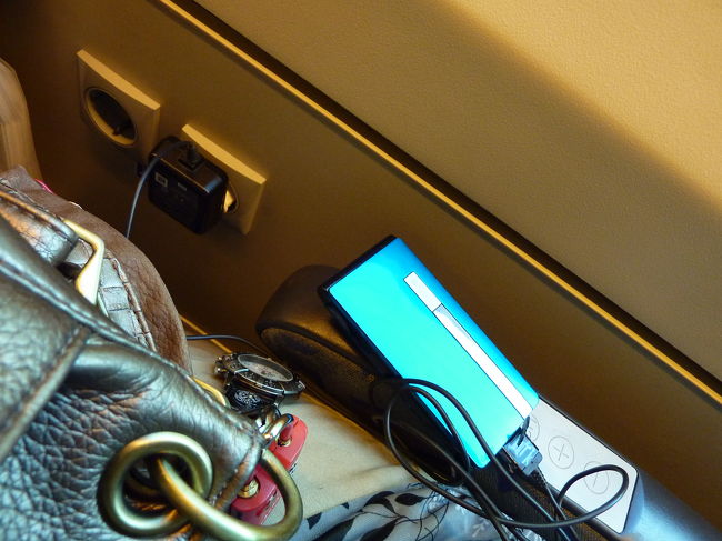 と、そこで早速携帯の充電をする、ｆさん。<br /><br />定刻になり、列車も出発します。