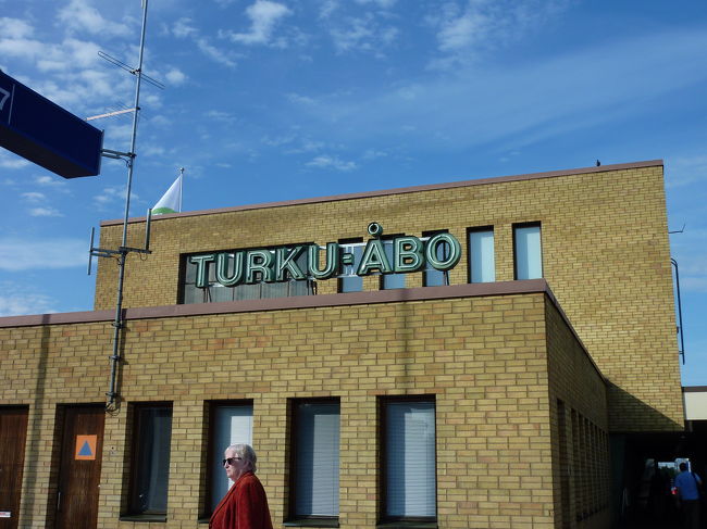 ホームから撮った、トゥルクの駅です。<br /><br />フィンランドでは、駅名はフィンランド語とスウェーデン語で表記されているとのことですが、ここトゥルクは、歴史的背景もあって、両国語の表記が全く違うようです。