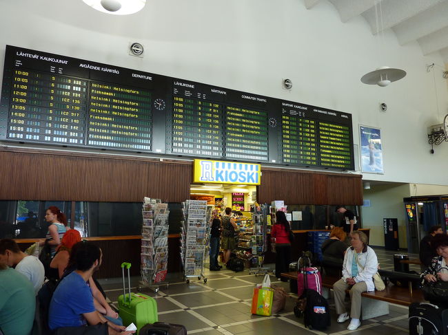 中の様子も見てみたかったので、私たちは駅構内を通ることにしました。<br /><br />ただ今朝の9時半少々です。<br />