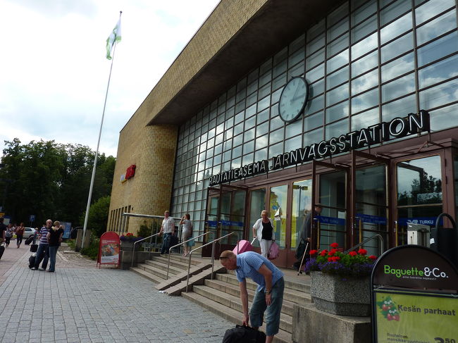 ムーミンワールドのある、ナーンタリには、鉄道駅がありません。<br /><br />そのナーンタリ行きのバス停は、トゥルクの駅からさらに歩いて15分位の所にあるとのことでした。<br /><br />バスの場合、さらに乗ってから35分、さらにそこから10分以上歩くとの話でした。