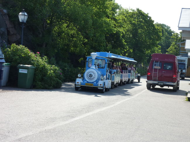 するとそこに、先輩トラベラーの皆様の旅行記でもお見かけした汽車の形のバスを発見！