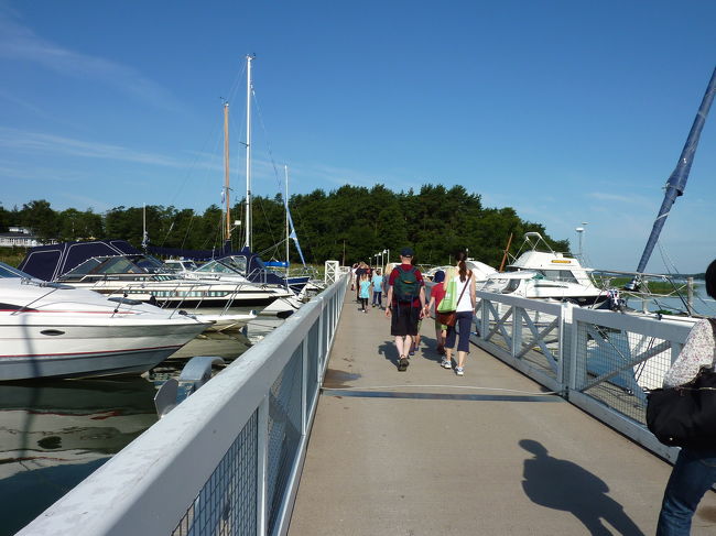 長い長い桟橋の両脇には、たくさんのヨットが停泊しておりました。