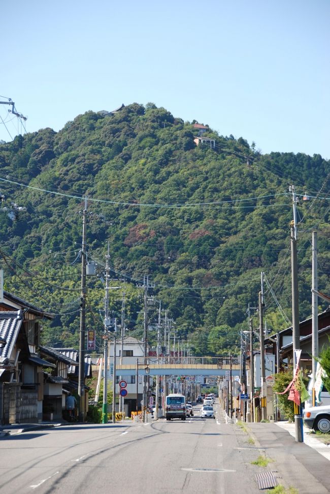 昼ごはんを食べるため、駅前まで行きました。<br /><br /><br />正面の山は、かつて八幡城が築かれていた八幡山です。<br />現在は、ロープウェーが設置されています。<br /><br /><br />