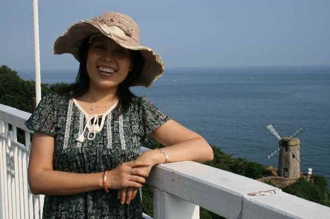 彼女はとても勉強熱心です。<br />中国の大学を卒業後、来日。<br />一年間語学学校で日本語を勉強し<br />日本の国立大学へ入学。現在四回生。<br />今は大学院へ入る準備をしています。<br /><br />独身ですが、結婚するのは中国人と決めているそうです。日本人の男性は中国人ほど優しくないから嫌ですって。<br /><br />わたしは中国の家庭をこの家庭一つしか見ていませんが<br />そう言われれば、そうかも…と思えるようなところがありました。<br /><br />写真は花嫁さんと花婿さんが記念写真を撮影を必ずここに来る！と言われている橋の上から撮っています。実際何組かのカップルが撮影していました。<br />いつか彼女のツーショット写真を撮りたいものです。