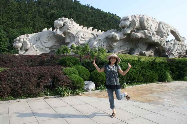 老虎灘<br />虎から人魚を救った青年のエピソードがあると言われているそうです。<br />この辺りで京劇の連凧を買いました。４０元<br />日本へ持ち帰り揚げてみるとよくあがりました。<br />楽しいです。<br /><br />昼ごはんは（日本で言う）焼き肉屋さんへ。<br />子羊の肉を食べさせたいと言われて訪れたレストランは、肉類のほか魚介類も種類豊富で、なんでも焼いて食べることができます。（もちろん、新鮮なだけに、刺身でもいけるそうです）<br />子羊の肉で今までおいしいと感じたことがなかったのですが、カレー風味の子羊の串焼きを、初めて美味しいと味わって食べました。