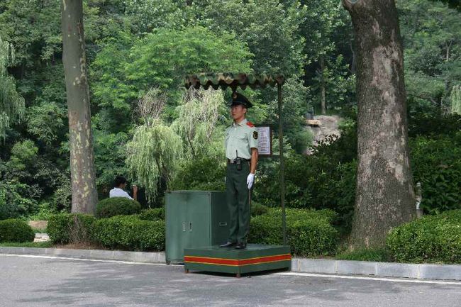 この兵隊さんは、どうも２時間置きに交替するとか。<br />全く動きません。