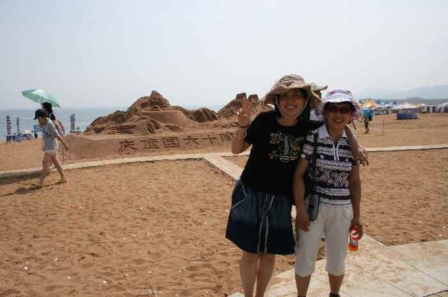 この砂浜の砂の熱いこと。<br /><br />とはいえ、大連は避暑地に最適です。<br />夏に日中３０度越える事は少ないようです。<br />冷房はなくても過ごせるといった気候でした。<br /><br />