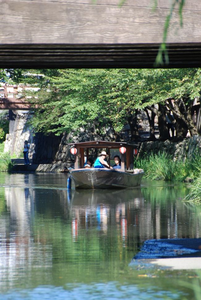 お堀の中を船が浮かび、とても風情があります。<br /><br />江戸時代も、こんな感じで船が行き来して、栄えていたのでしょう。<br /><br /><br /><br />ところでこの船は、手漕ぎではなく、モーターボートでした。　(･ ･;)<br />