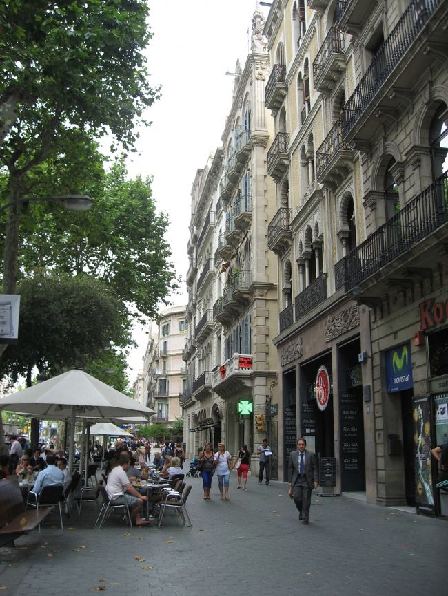 チャペラを後にし、テクテクとカサミラに向け歩いていきます。<br />オープンテラスのカフェもたくさん。<br />気持ちよさそ〜ぅ。