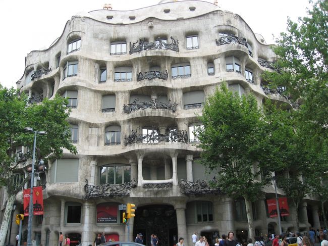 とうとうカサミラに到着。<br />既に入場券を買う窓口にはたくさん人が並んでいます。