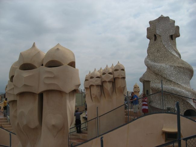 カサミラの屋上に出てみるとこんな異様な光景が。<br />いったい何？<br />謎です。