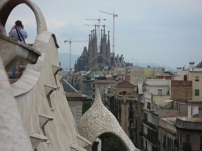 カサミラの屋上からサグラダファミリアが！<br />みんなバシバシ撮ってました。