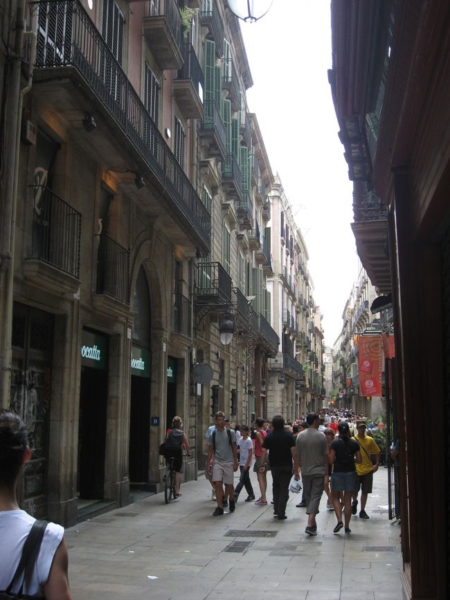 抜け道を通ってランブラス通りへ向かいます。