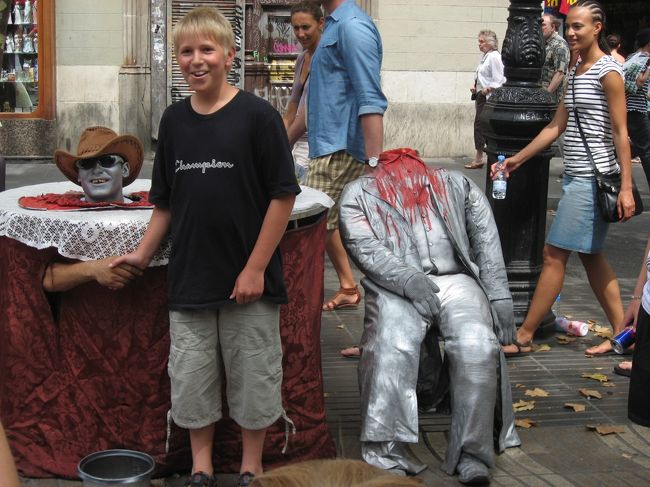 後ろに写ってるお姉さんの編みこみやりたい。<br />やたら小さい女の子もこのヘアスタイル多かったです。