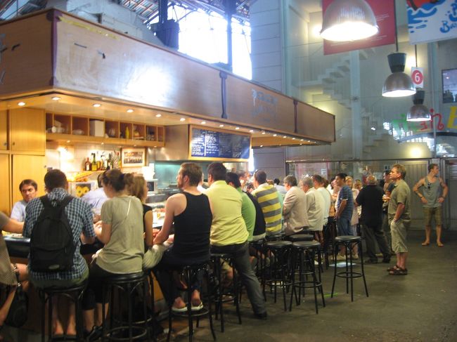 サンジュセップ市場の中にあったバル。<br />超満員です。