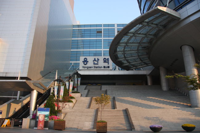 チュモンロケ地ツアー最初の玄関口「龍山（ヨンサン）駅」<br />地下鉄でもいけますが、明洞地区のホテルに泊まっているならタクシーが早くてお勧め。<br />仁寺洞から5000ウォンでいけました。おばばを連れていると地下鉄は危険かも？！