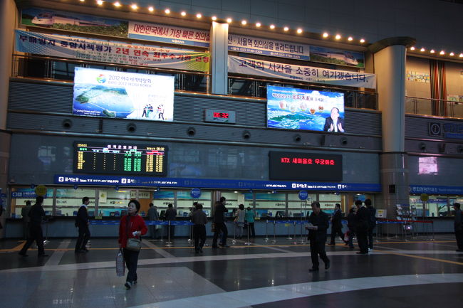 階段を上っていくとチケット売り場があります。テーマパークがある、ナジュ駅まで購入。日本語も英語も通じませんが、「ＫＴＸ　ナジュ」っていえば、なんとなく通じます。<br />※ＫＴＸとは韓国の新幹線のこと。<br /><br />時刻表がうつっているＰＣ画面みせてもらえるので時間を指差しして指定。といっても２本しかありませんが・・・