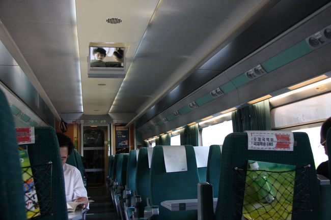 社内はなかなか快適。<br />テレビも流れていますが、当然のことながら何言っているのかわかりませぬ・・・<br />到着駅が近づくとこのテレビ画面に駅名が出ます。<br />韓国語、漢字、英語表記すべてあるので安心です。<br /><br />社内販売もありますが、できればコンビニでお弁当を買ってきたほうがよさげなメニューでした。