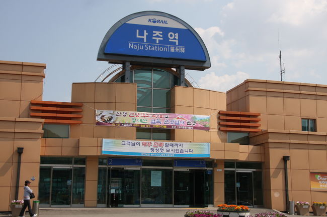 ナジュ駅到着です。<br />ホームも少ないし、出口一つなので迷うことなし！目の前のタクシーに乗っていざ、チュモンの世界へ〜。<br /><br />※タクシー代：17,000ウォン（片道）<br />そんな高くて出せないわ〜という方はバスもあります。料金1,000ウォン<br />ナジュ駅　11：10、13：10、15：30<br />テーマパーク発：12：20、14：20、16：30、18：50<br /><br />ただ、駅の中も周りもな〜んにもないので、バスにあわせて帰ると、かなり暇。タクシーで適当に行って、帰りは街中を散策したほうがいいかもしれないです。