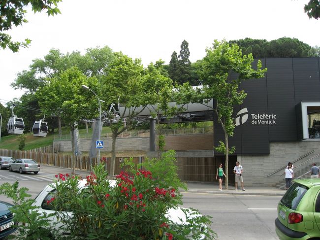 地下鉄からフニクラに乗り換えて、駅を出たらゴンドラが。でも、乗ってしまうと違う方向に行ってしまうので写真だけ。