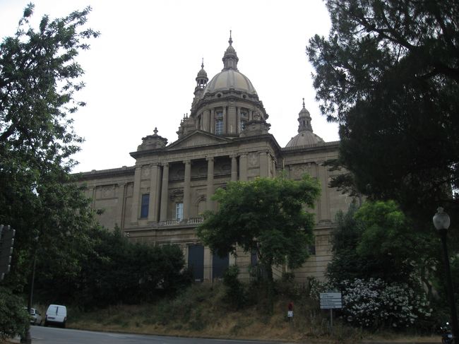 フニクラの駅からサグラダファミリア見て感動した後、カタルーニャ美術館に来るまで軽く３０分以上トボトボ歩くことに。<br />ミロ美術館の前を通って、道に迷って、カタルーニャ考古学博物館見つけて安心して、階段を下ってくるかっこいいお兄さん見つけて感動していたら、彼の背後にはカタルーニャ美術館が。<br /><br />森の中をさまよっていたから、カタルーニャ美術館の最初の写真は職員の駐車場らしき場所から…。<br />王道の道ではなかった気がする。<br /><br />カタルーニャ美術館だけ行きたい人は、地下鉄１号線のエスパーニャ駅から行きましょう。