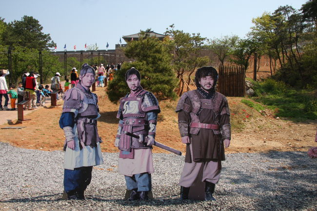 チュモンメンバーがお出迎えです。<br /><br />う〜ん、だいぶ日にちがたっているのか色あせちゃっているオイ・マリ・ヒョッポ<br /><br />入り口までの間にはチュモンメンバーの手形などあり、さながらハリウッド？