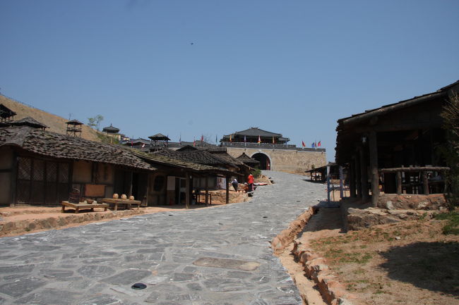 右側がチュモンやオイマリヒョッポが飲んだくれたりした居酒屋。<br />左側は街並みでよく映りましたね。<br /><br />そして、正面入り口がチュモンたちが城から馬に乗ってよく出入りしていた正面入り口でございます。<br /><br />もう一度ＤＶＤ見ると、そうそう！ここ！とよくわかる場所。それにしてもコンクリートになっているのは残念ですな〜。