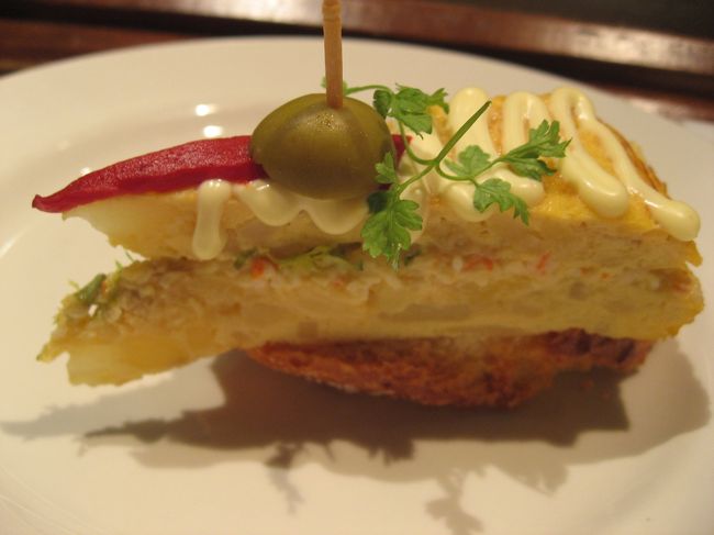 オムレツのようなものが挟んであるタパス。<br />ボリューミィでうまし。