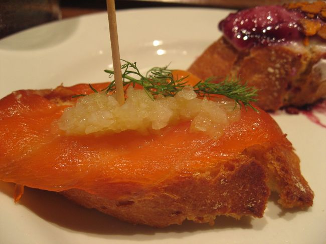 カップルが陣取って、その前に置いてあったタパス。<br />カップルの女性が移動した瞬間にサーモンタパスすばやくゲット。<br /><br />イラティはタパスは自分で調達する系です。<br />そして、最後に店の人が爪楊枝の本数でお会計をしてくれます。