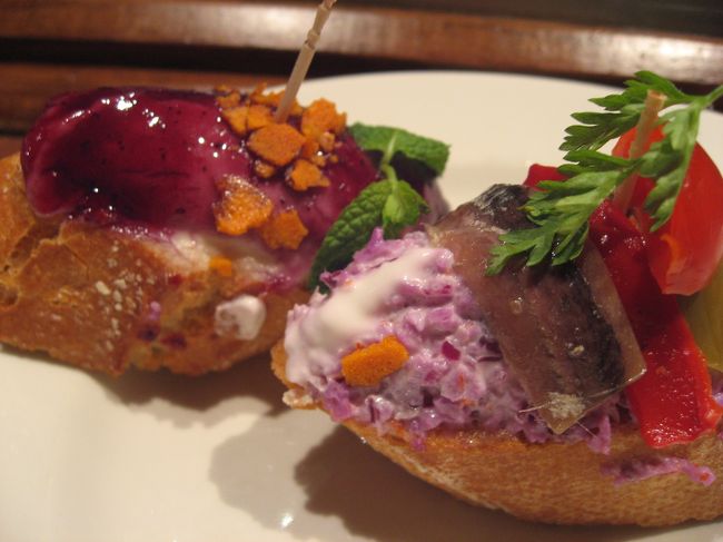 左後方の紫色のタパスはクリームチーズなんちゃら。<br />デザート的な感じで美味しかった！