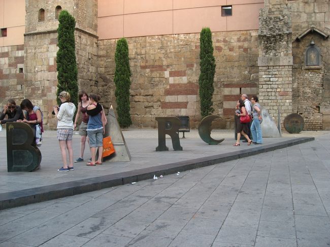 イラティで食事を満喫した後、テクテク歩いてホテルへ。<br />カテドラル近くにこんなオブジェがありました。<br /><br />なんて書いてあるのでしょうか？