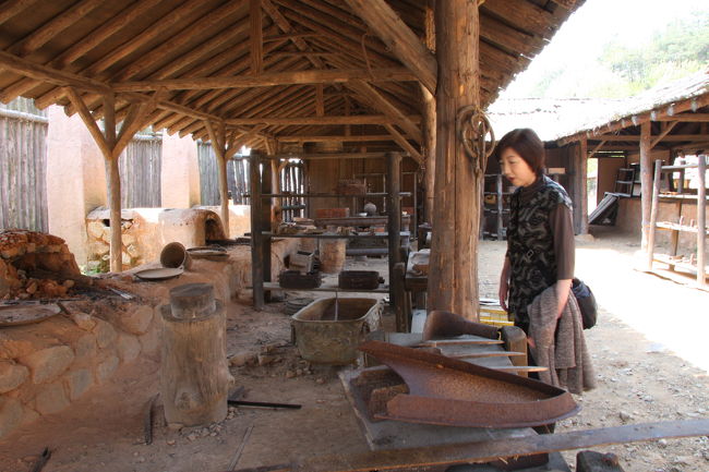 正面入り口手前にはモパルモの鉄器工房。<br /><br />感心してみているのは私のおばば。